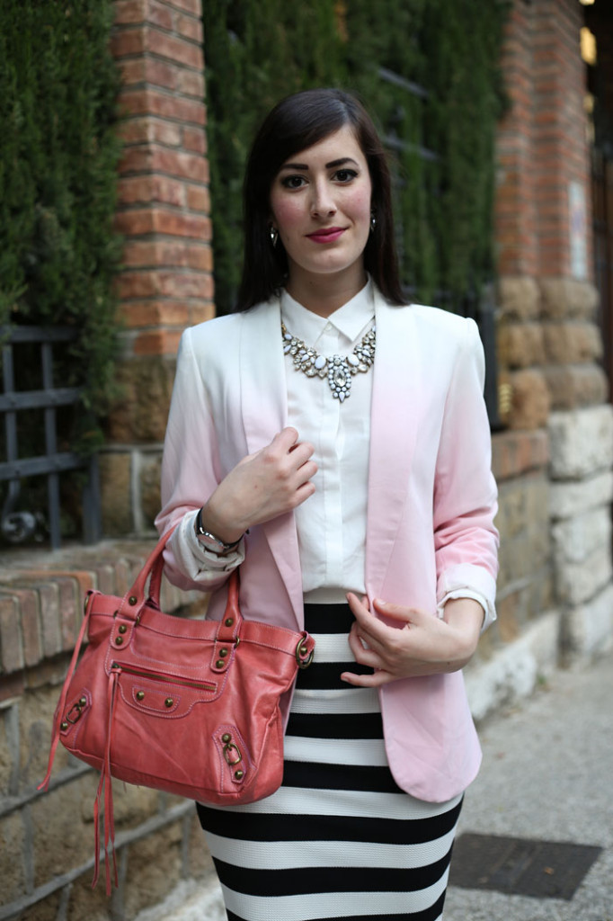 Bianco Nero E Rosa Un Outfit Elegante Con Gonna A Tubino E Blazer