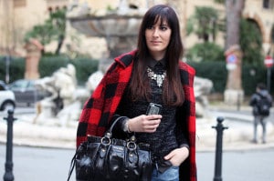 outfit cappotto check stivaletti tacco jeans boyfriend borsa miu miu