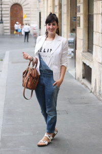 outfit casual chic salopette jeans blazer birkenstock