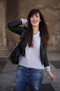 outfit boyfriend jeans cut out boots camicia pois pantheon roma