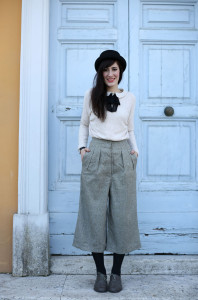 outfit british bon ton pantaloni culotte bombetta