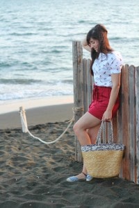 outfit estate shorts espadrillas borsa paglia aperitivo mare