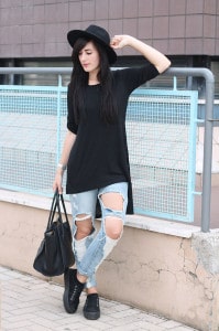 outfit anni novanta ripped jeans cappello nero flatform