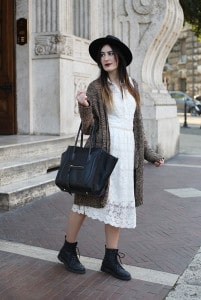 outfit boho vestito pizzo bianco anfibi cult shoes