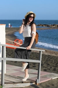 outfit pantaloni culotte off the shoulder top espadrillas toms