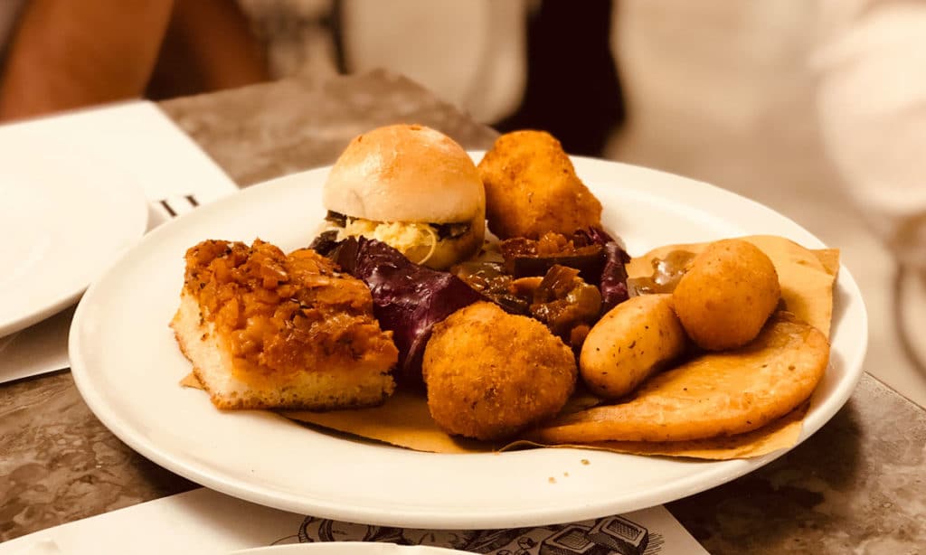 street food Palermitano sfincione, panelle, crocchè, arancina, caponata e panino câ meusa 