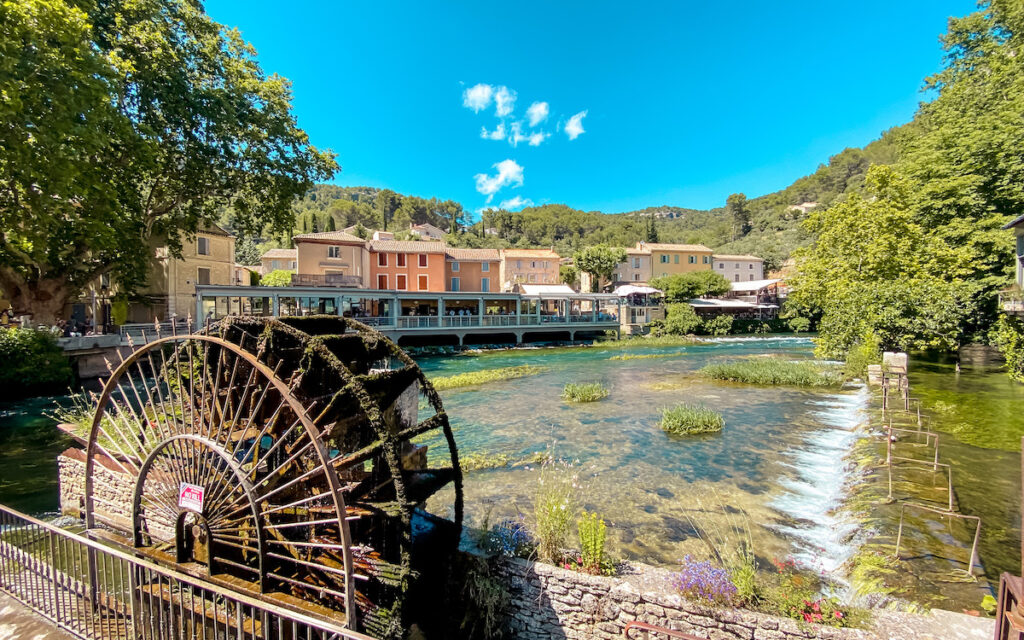 vista di Fontaine de Vaucluse, viaggio in Provenza